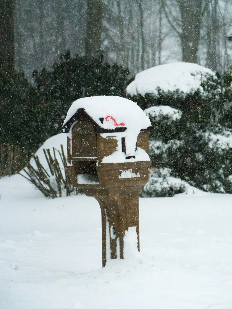 Cassetta delle lettere con la neve - Fascino invernale poster da Whole©