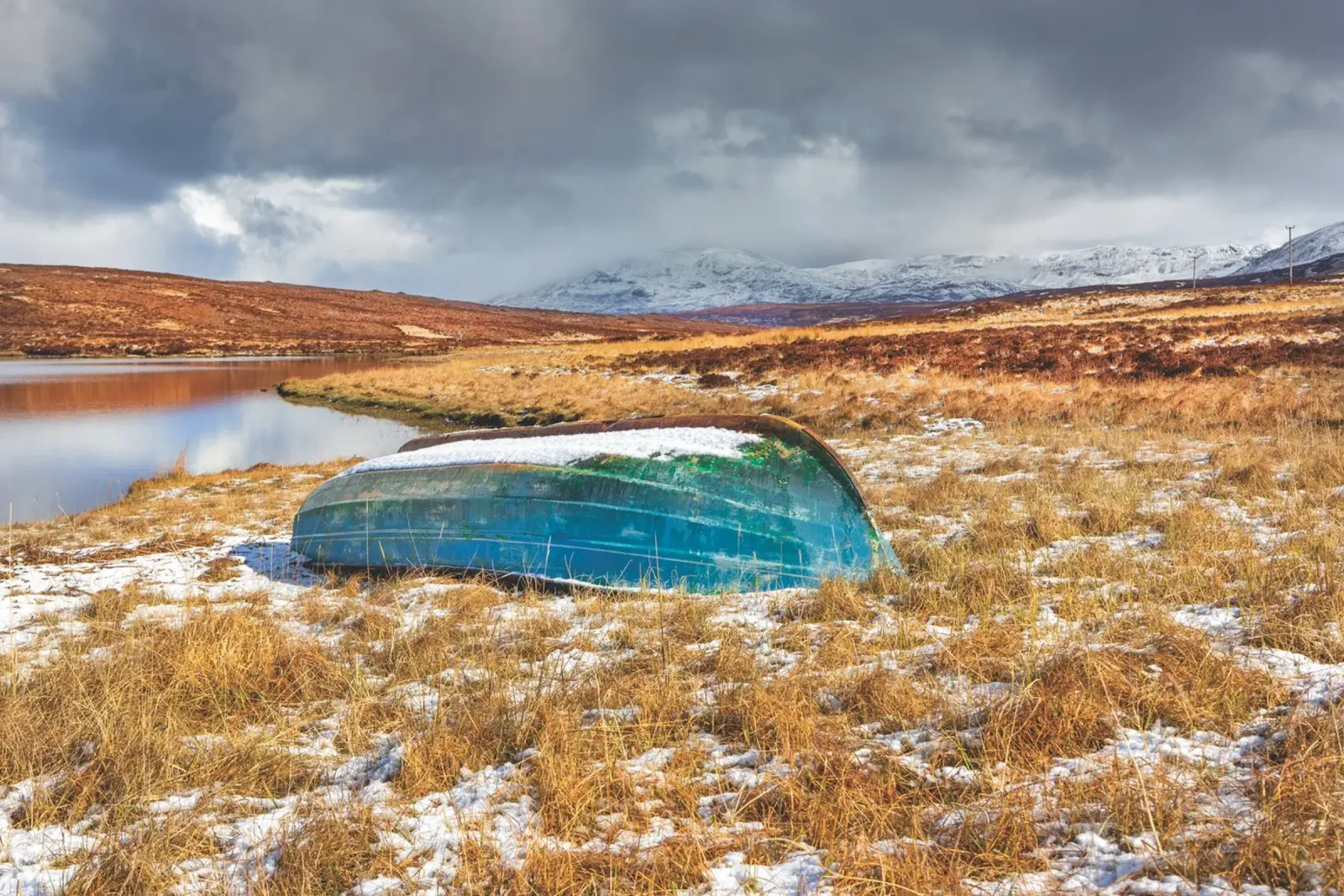 Blaues Boot Leinwand mit Schattenfugenrahmen von Dave Hare Photography