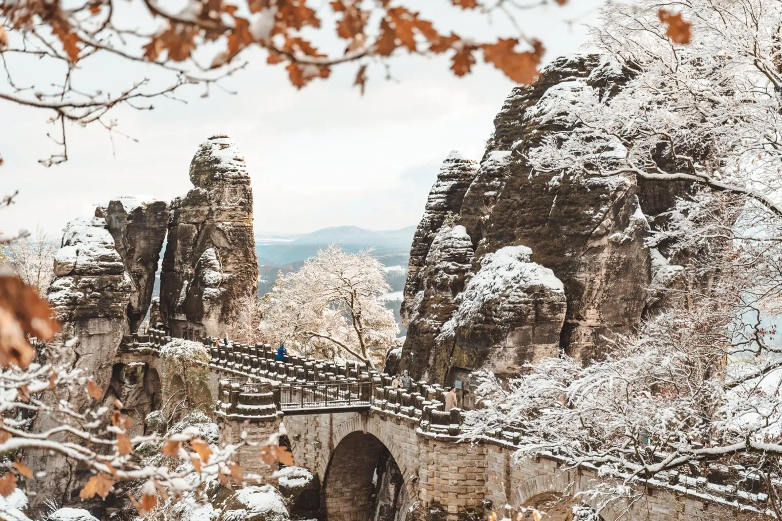 Svizzera sassone, Bastei - Ponte di Bastei in inverno pellicola backlit da Bold and Retro