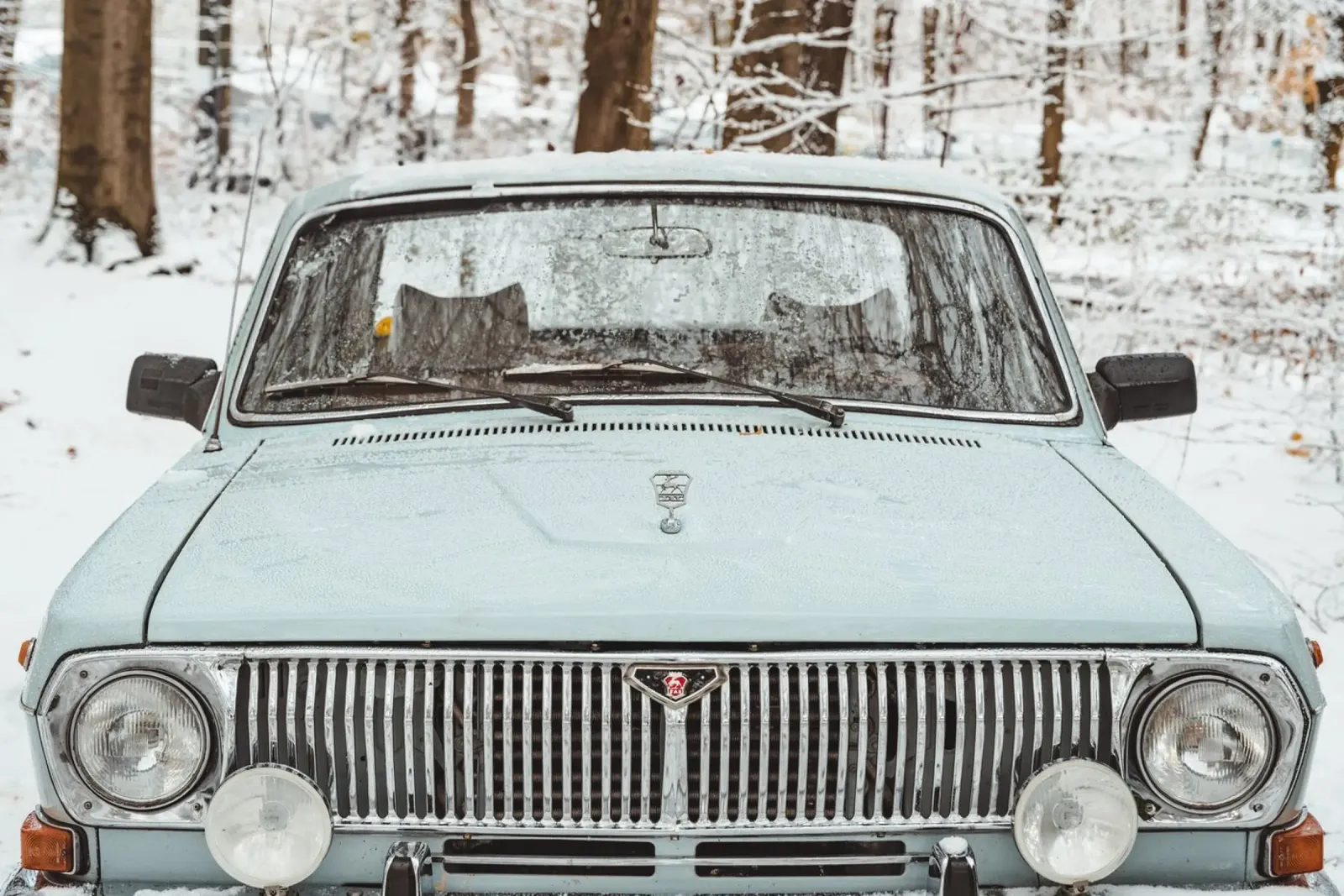 Auto d'epoca nella neve - vista frontale in inverno pellicola backlit da Bold and Retro
