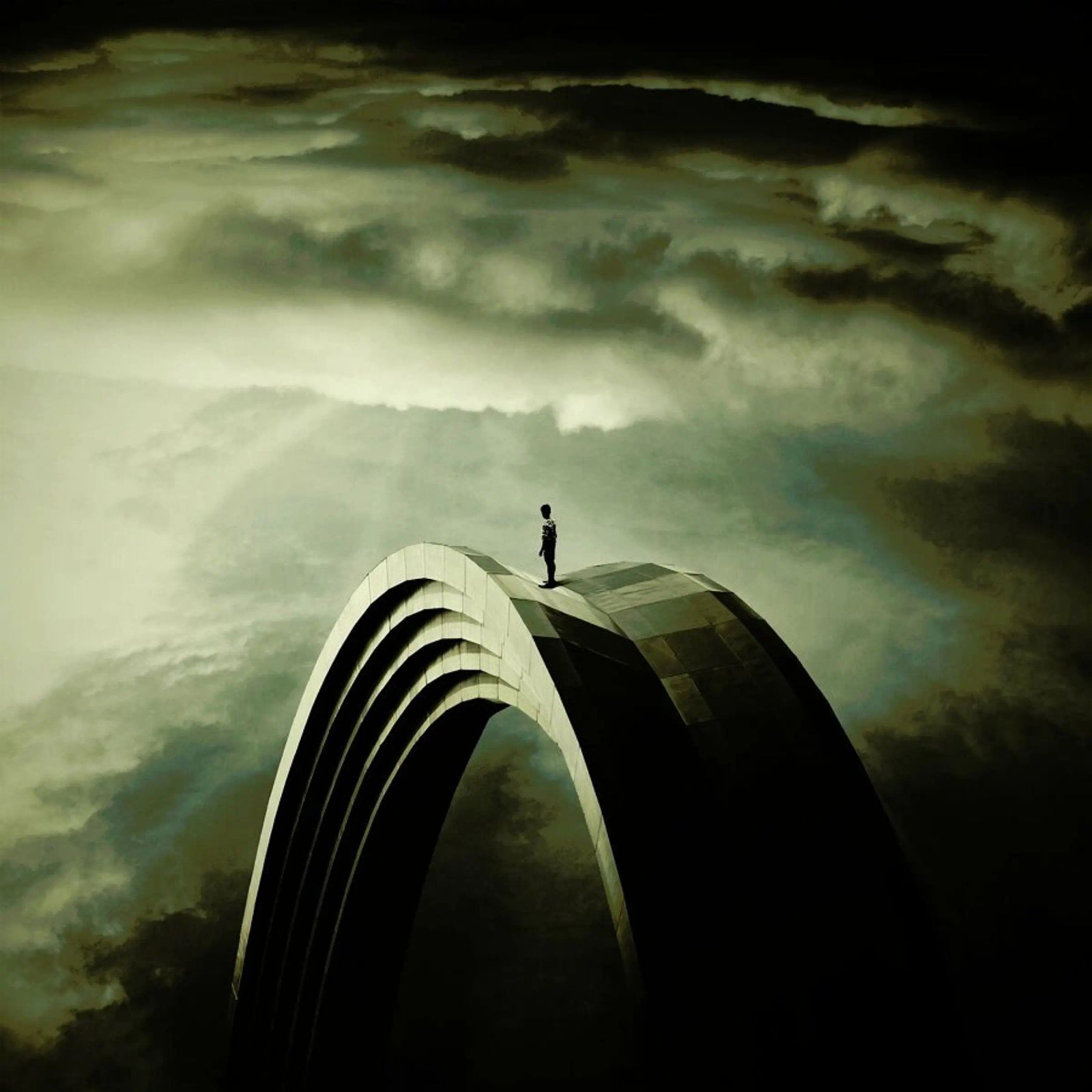 Think Twice pellicola backlit da Eugene Soloviev