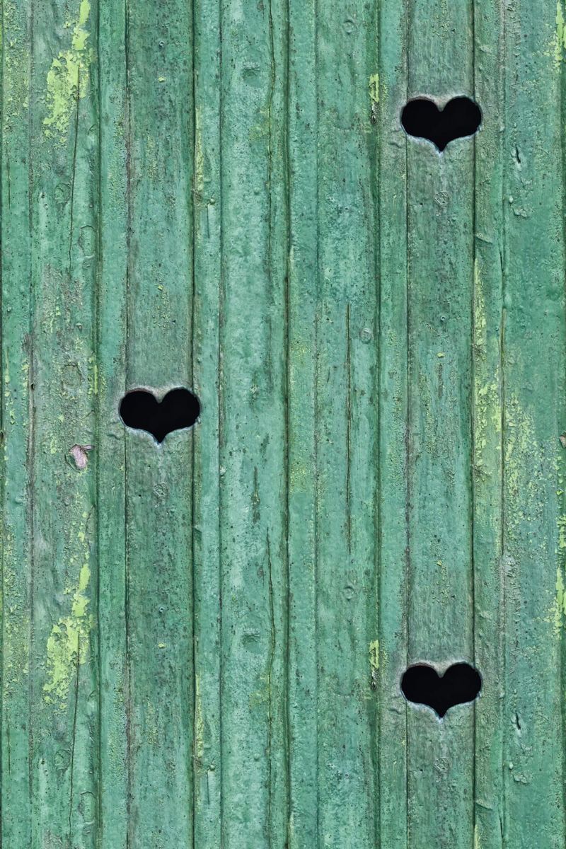 Un tocco d'amore rustico - Porta in legno con ritagli di cuore poster da Curious Collections by Marielle Leenders