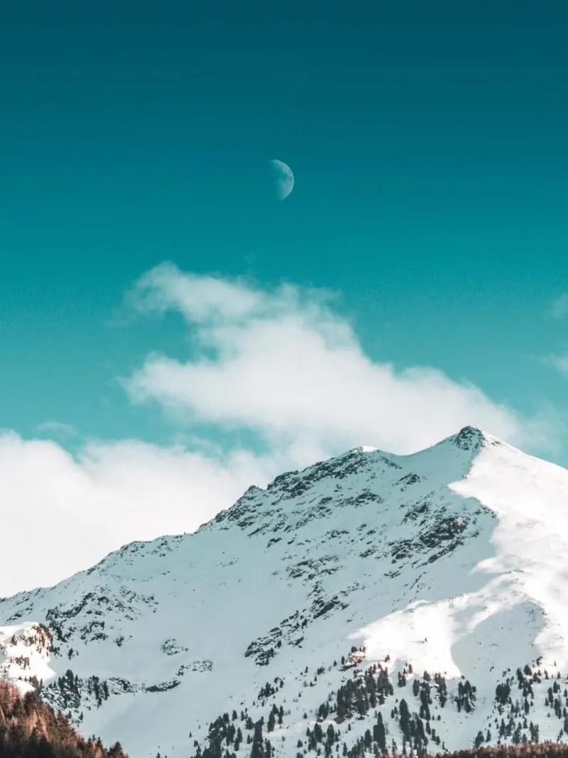 Picco di montagna con paesaggio lunare poster con telaio in legno da Whole©