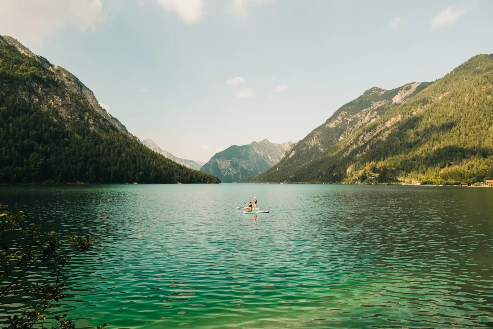 Panorama alpino: pagaiatori sul Plansee in Austria poster con telaio in legno da Bold and Retro