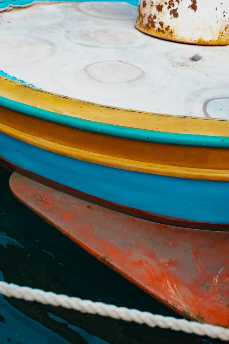 Old Colorful Fishing Boat poster con telaio in legno da _davide_elifheritage
