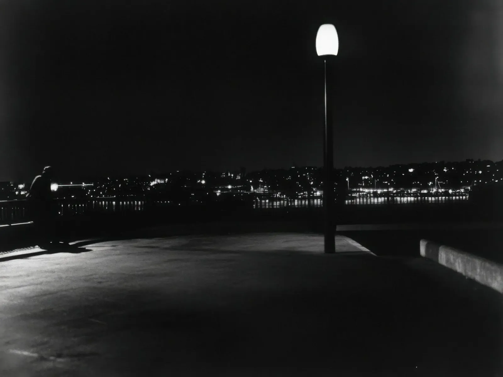 Notte tranquilla in riva al mare pellicola backlit da Black & White