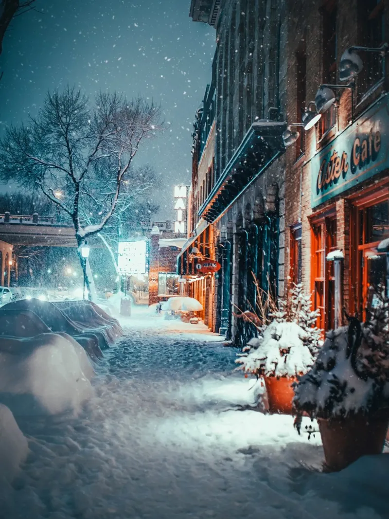 Wintergasse - Romantica scena di neve poster con telaio in alluminio da Whole©