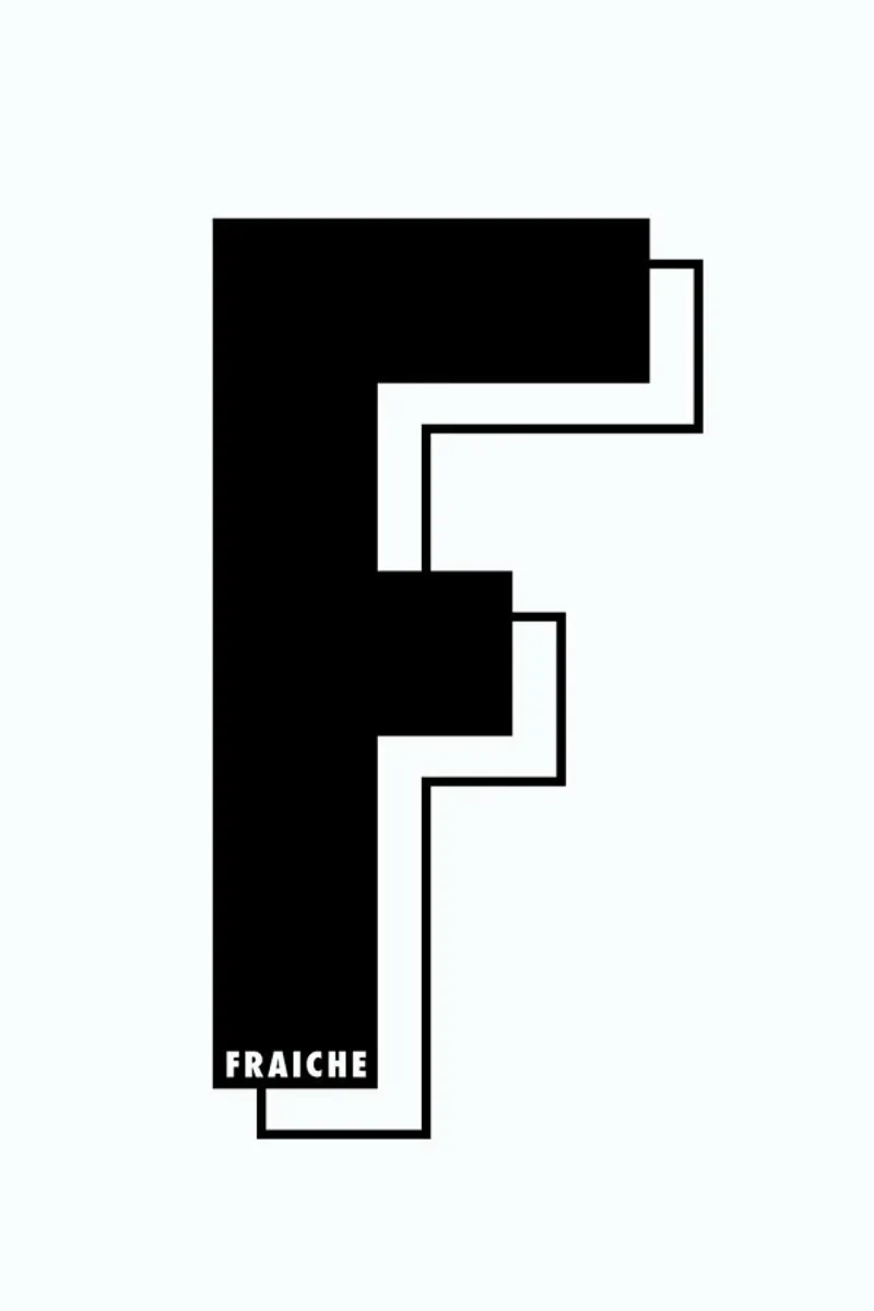 Lettre F I black on white poster con telaio in legno da FRAICHE