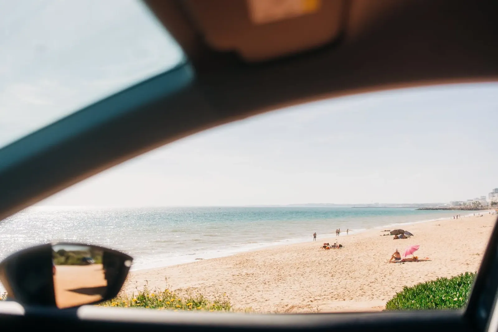 Sole, spiaggia e mare: un momento in Portogallo pellicola backlit da Bold and Retro