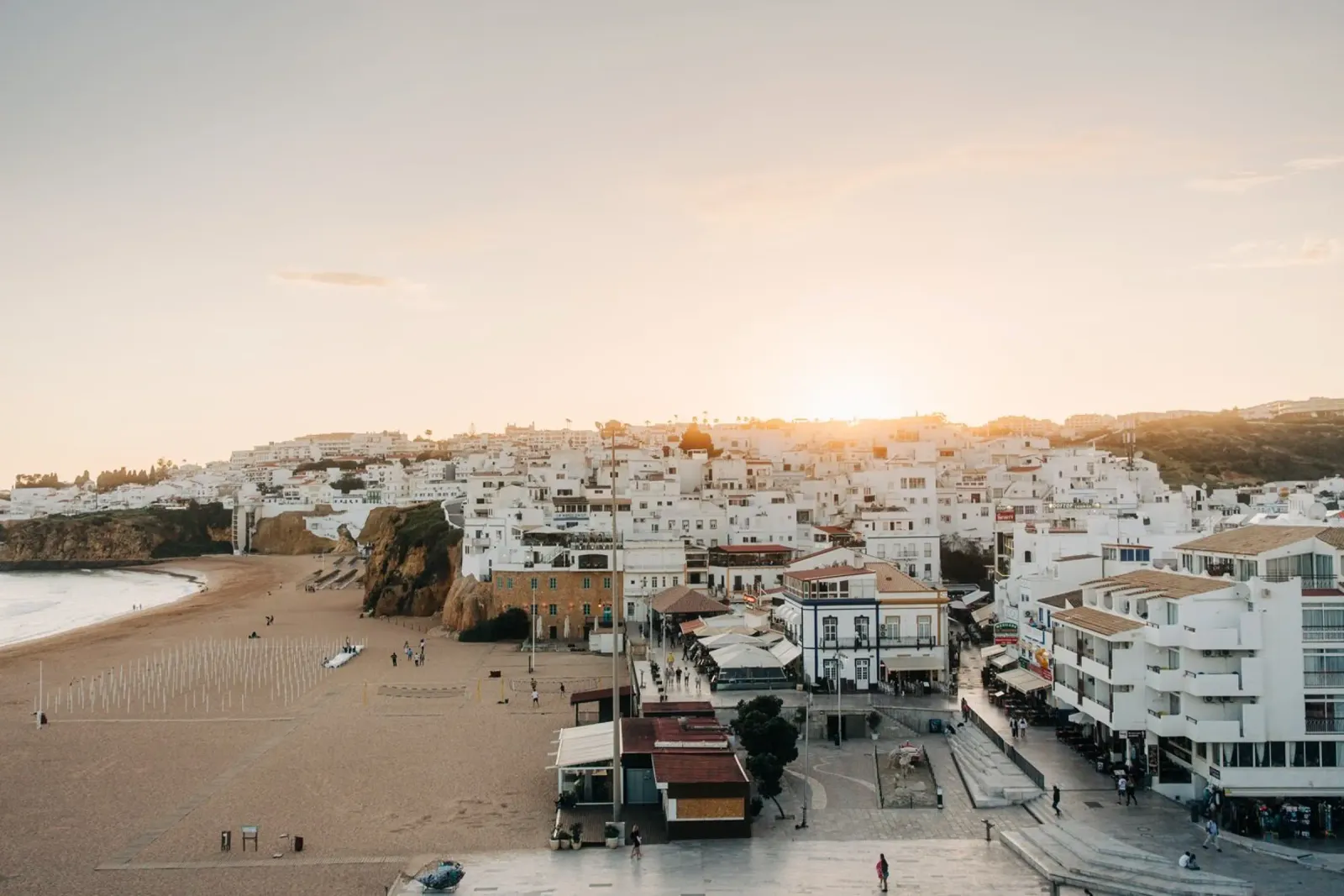 Albufeira bij zonsondergang - kustplaats in de Algarve canvas met Baklijst van Bold and Retro