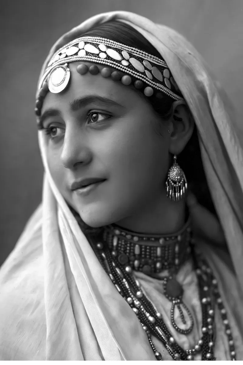 Zayen - Portret van een jonge Amazigh-vrouw canvas met Baklijst van Amazigh