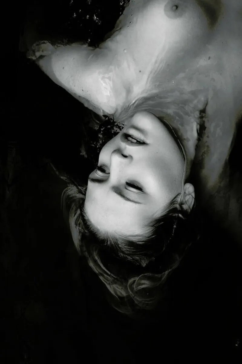 Drowning No.II pellicola backlit da Laura Palm