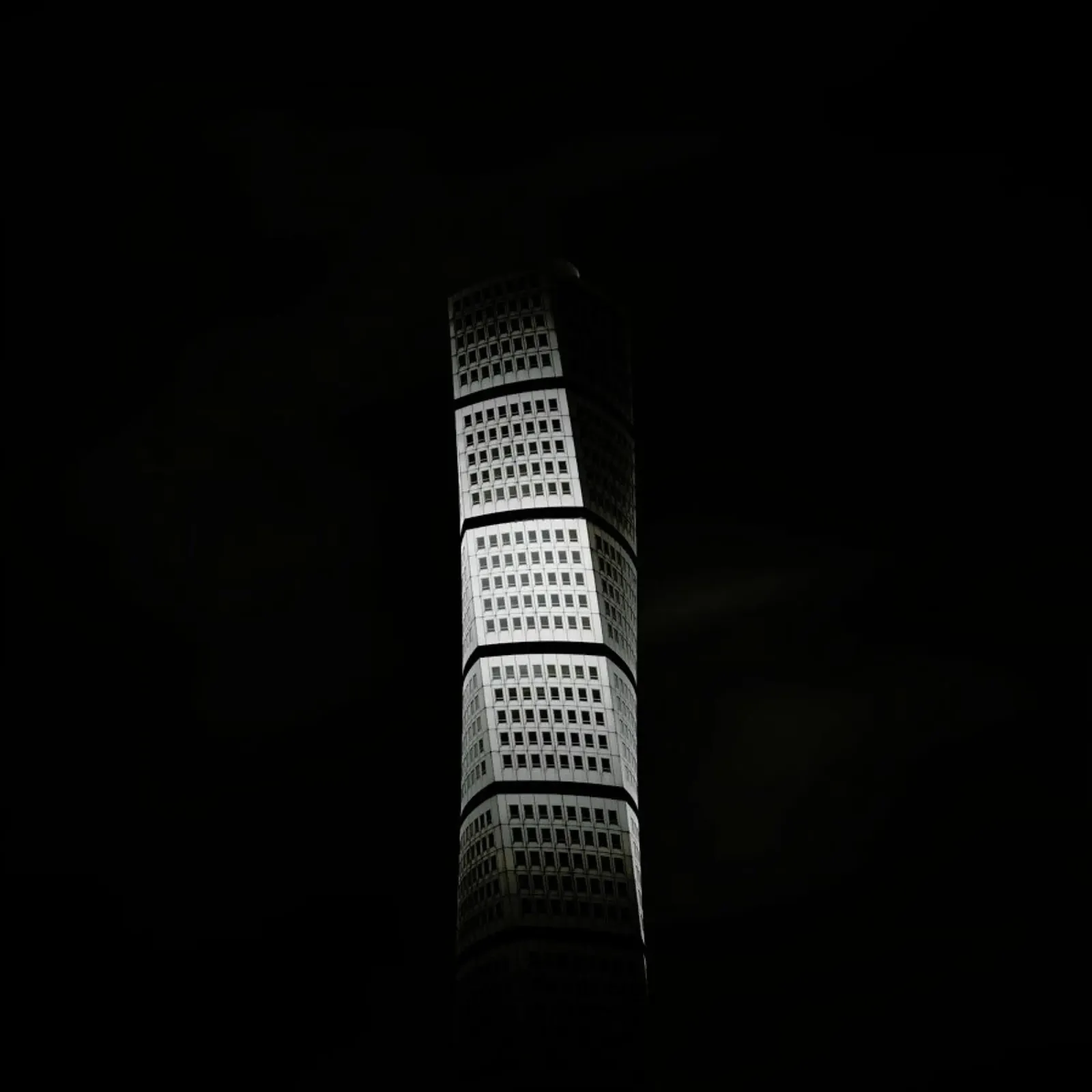 Santiago Calatrava Turning Torso pellicola backlit da Håggard Photography | Ronny Behnert
