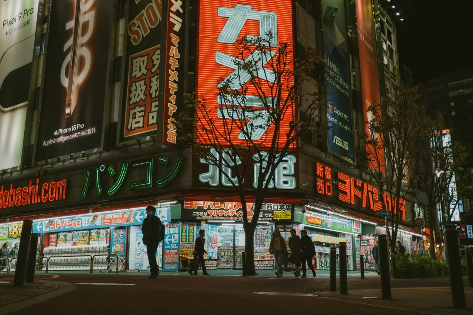 Luci al neon di Shinjuku a Tokyo, Giappone poster con telaio in alluminio da Marcel Bisig