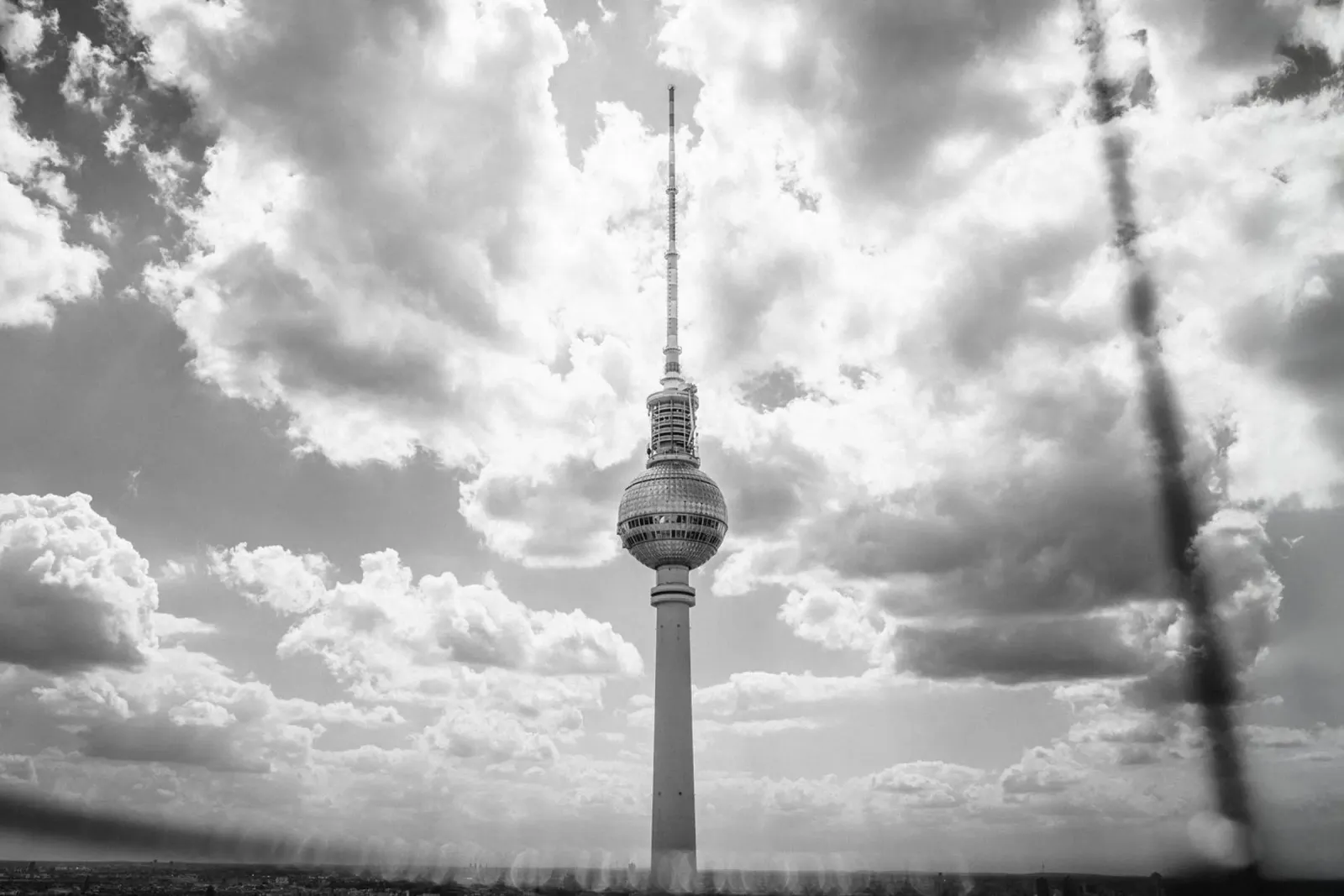 La torre della televisione di Berlino in un mare di nuvole - fotografia in bianco e nero poster con telaio in plastica da Bold and Retro