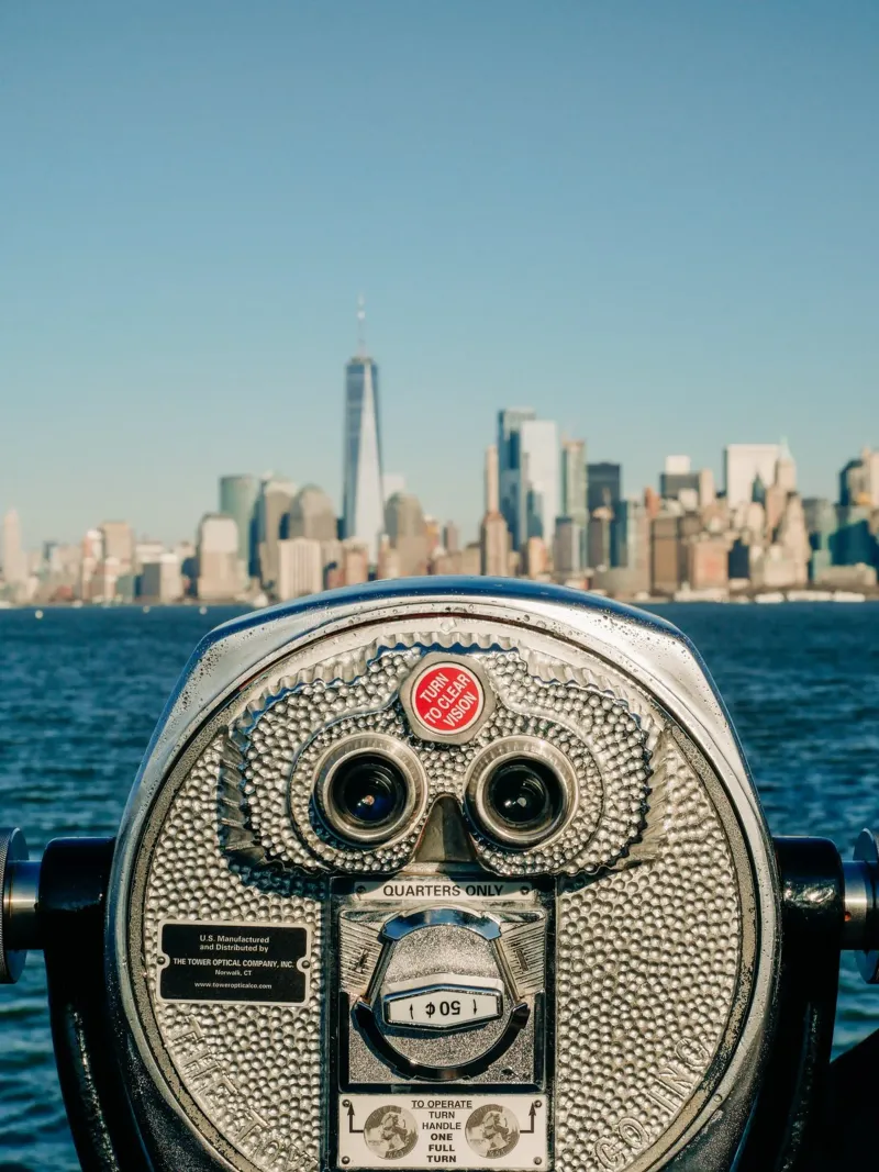Skyline di New York - Vista di Manhattan con un binocolo plexiglass da Bold and Retro