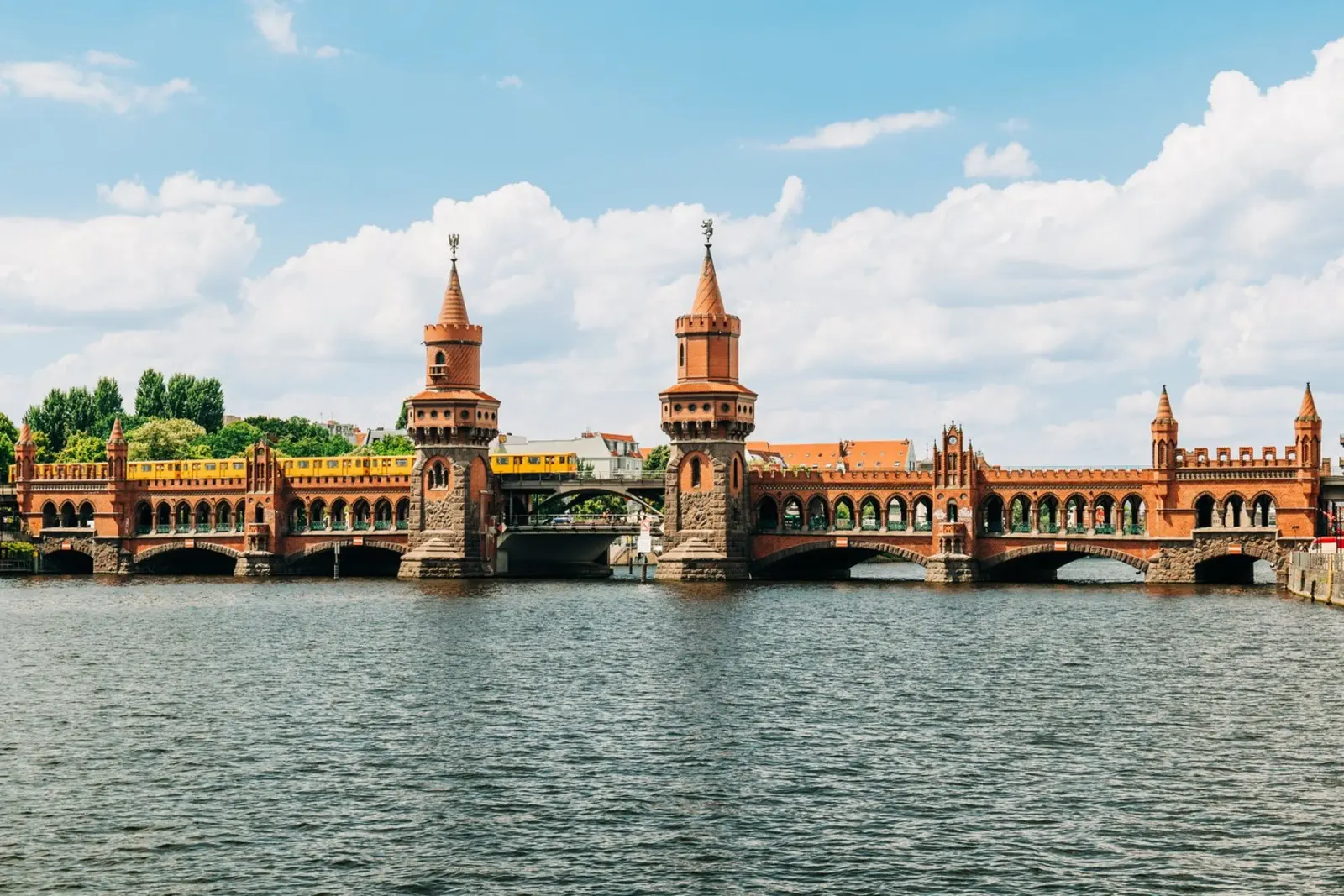 Berlin, Oberbaumbrücke- Vue sur la Spree avec le S-Bahn jaune hahnemühle de Bold and Retro
