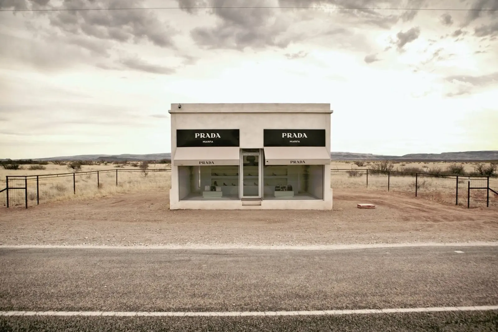 Prada Marfa pellicola backlit da Marc Gruninger