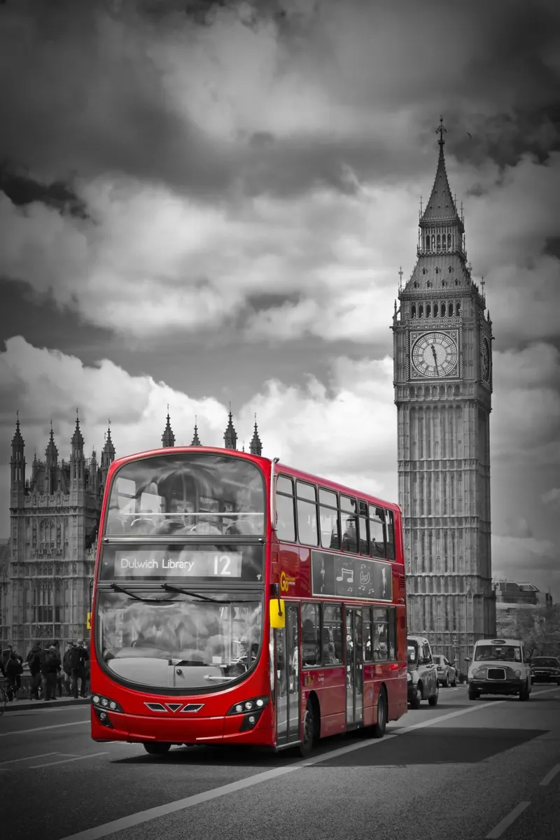 LONDRA Palazzo del Parlamento e autobus rosso poster con telaio in plastica da Melanie Viola