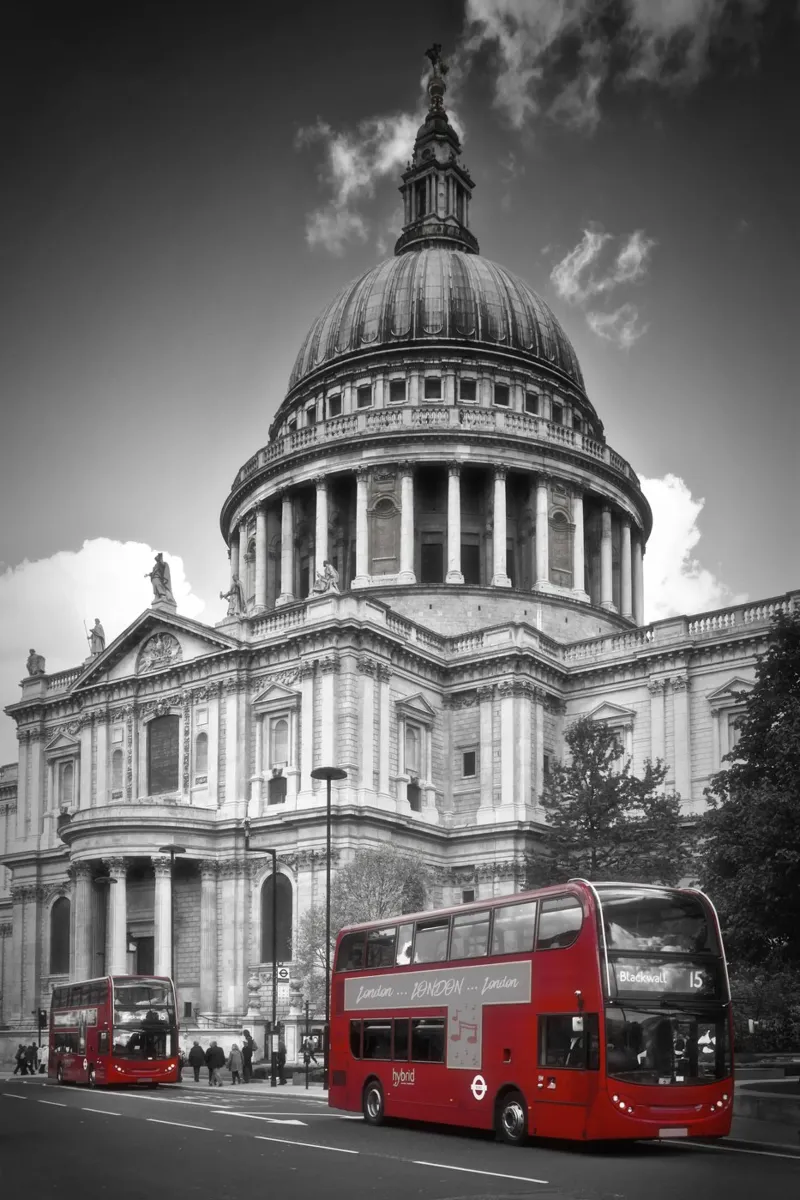 LONDRA Cattedrale di St. Paul e autobus rosso pellicola backlit da Melanie Viola