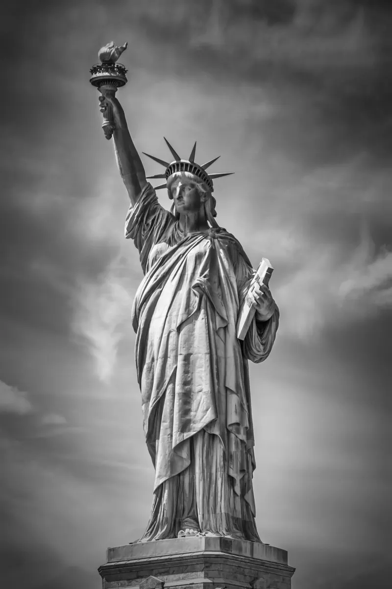 NEW YORK CITY Statua della Libertà poster con telaio in plastica da Melanie Viola