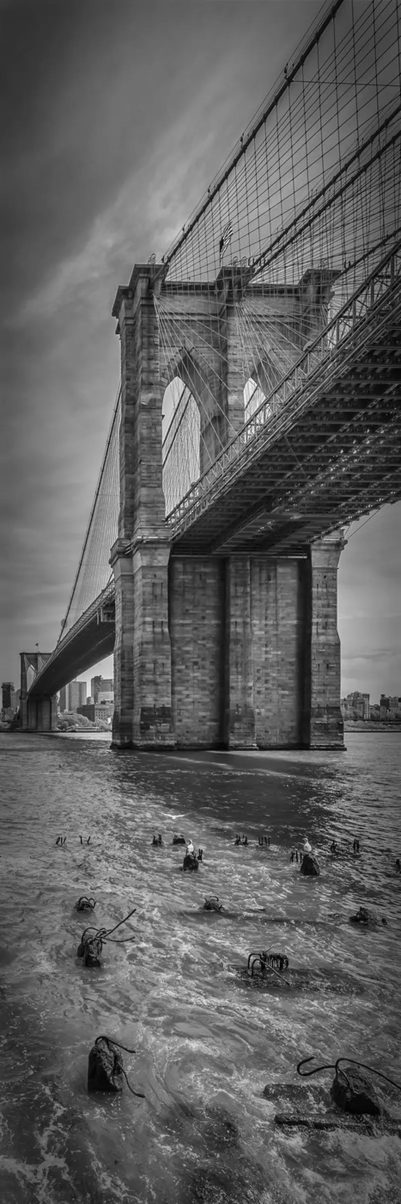 NEW YORK CITY Ponte di Brooklyn | Panorama verticale poster con telaio in plastica da Melanie Viola