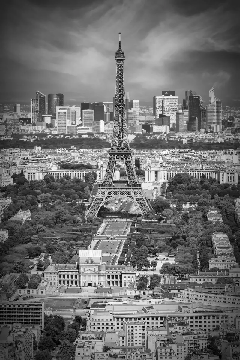 Lo skyline di Parigi in monocromia pellicola backlit da Melanie Viola