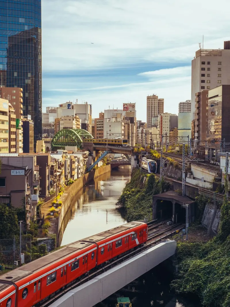 Triplo incrocio di treni a Tokyo, Giappone pellicola backlit da Marcel Bisig