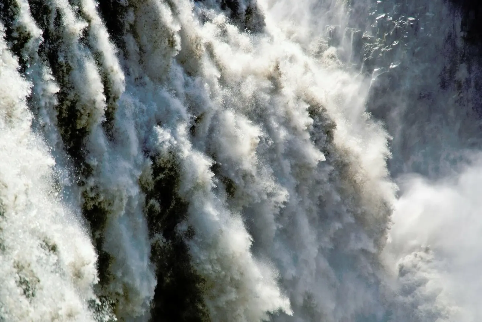 Crushing Down plexiglass da Nur Mut