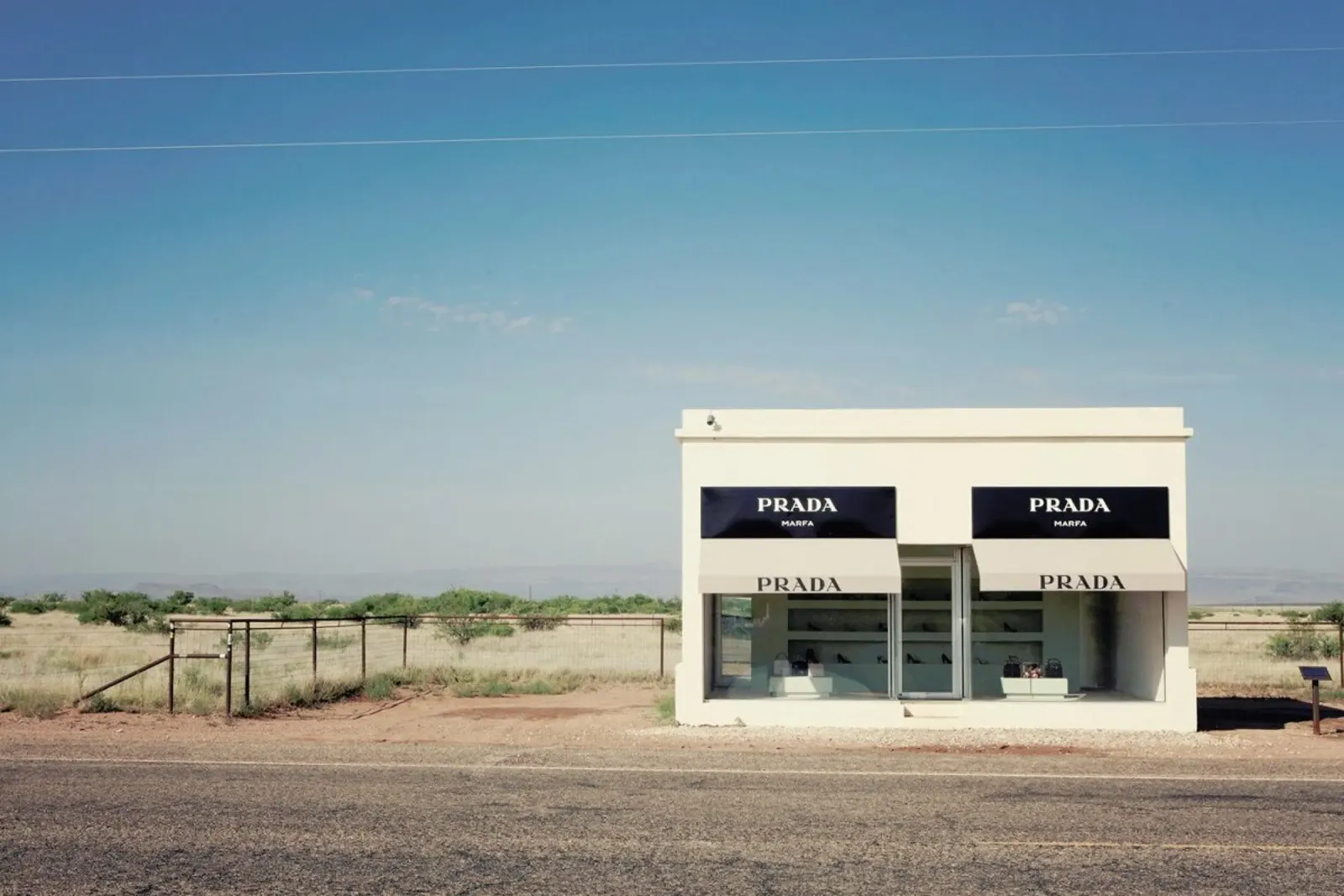 Prada Marfa pellicola backlit da Catherine McDonald