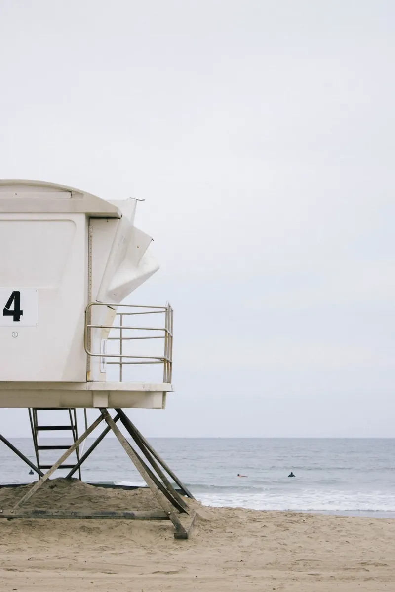 Lifeguard Watch pellicola backlit da The Wild Creative Studio