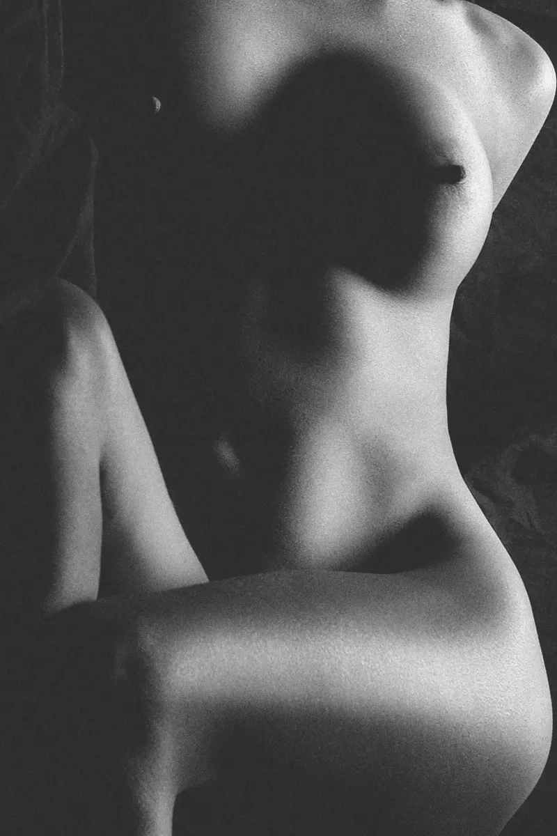 Tori Bodyscape Mono pellicola backlit da Dave Hare Photography