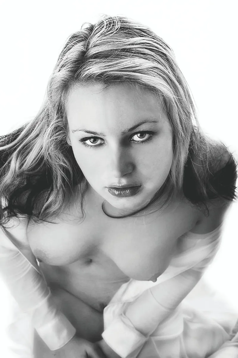 Ambra Topless Mono pellicola backlit da Dave Hare Photography