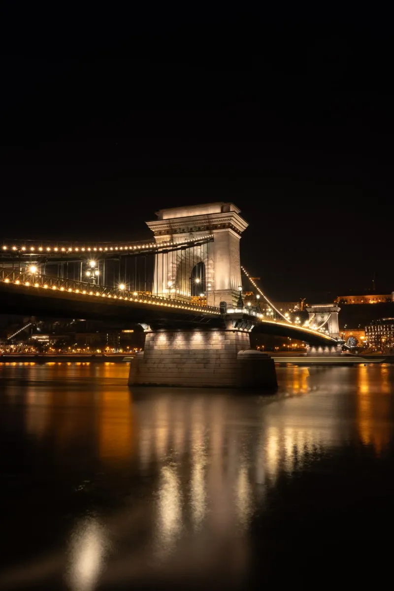 Il Ponte delle Catene di Budapest in abito scintillante poster con telaio in alluminio da fokusfernweh