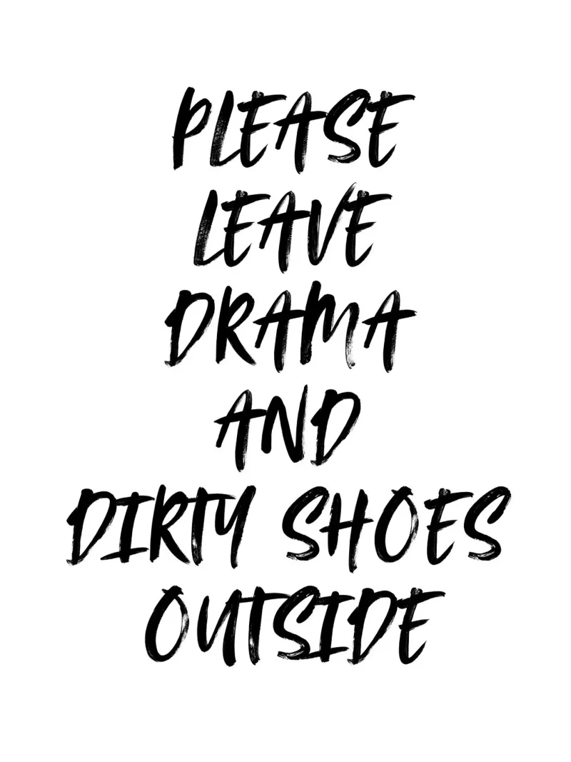 LASCIATE FUORI IL DRAMMA E LE SCARPE SPORCHE poster con telaio in legno da ArtDesign by KBK