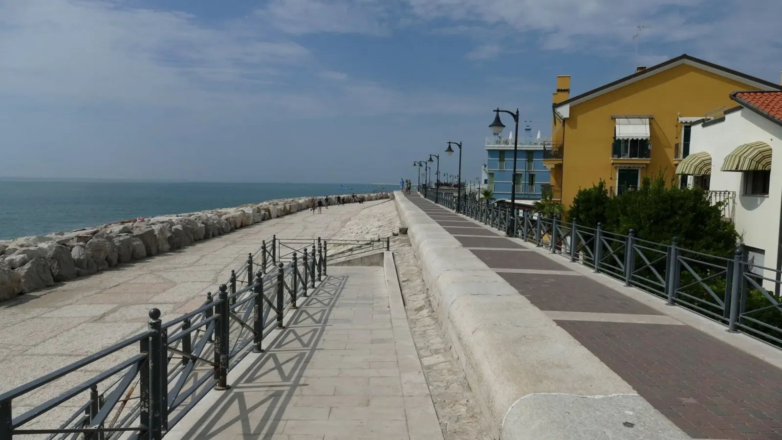 Idyllische strandboulevard in Caorle canvas met Baklijst van Alexandra Joseph Fotomomente