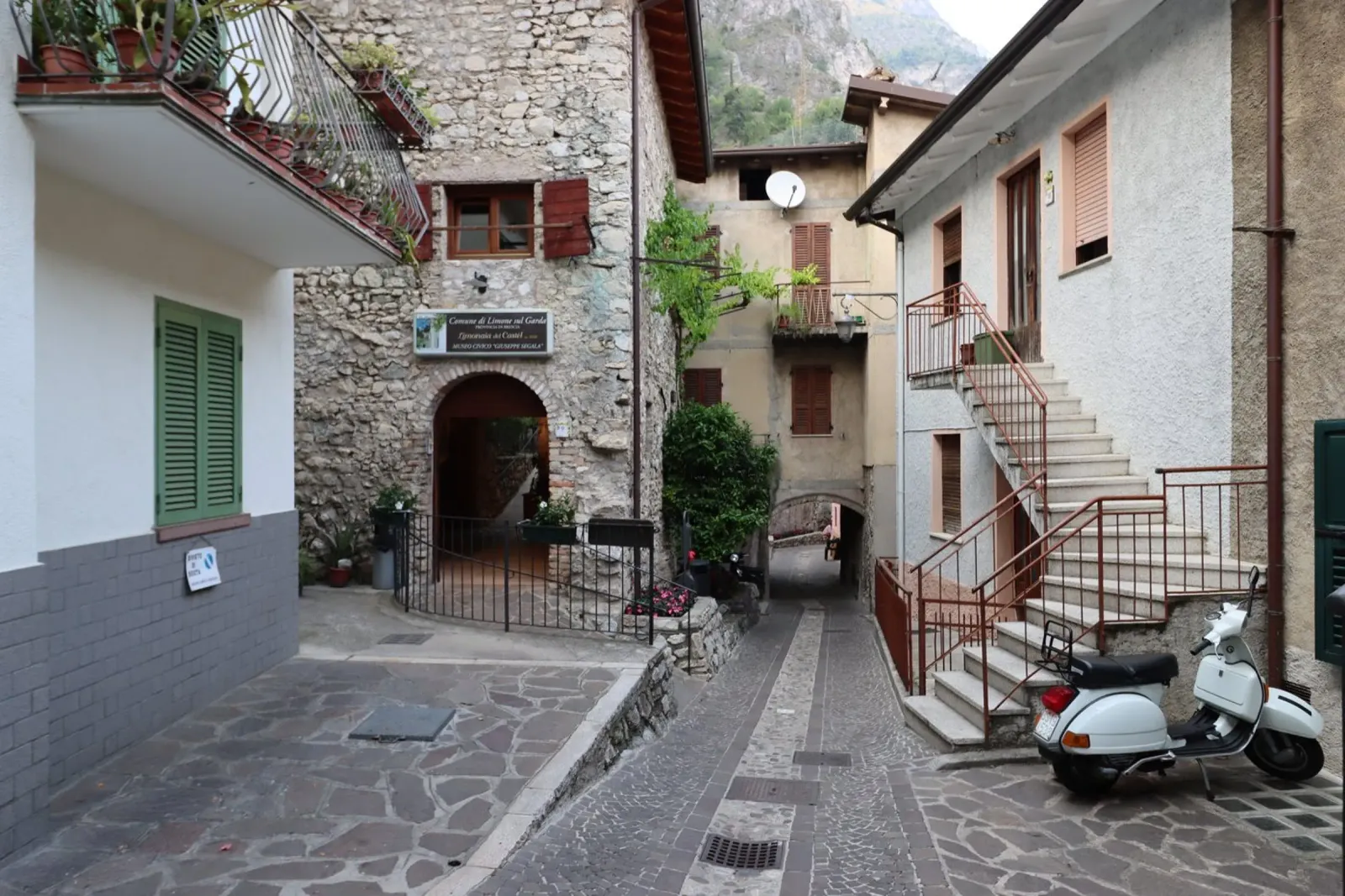 Italiaanse steeg in Limone canvas met Baklijst van Alexandra Joseph Fotomomente