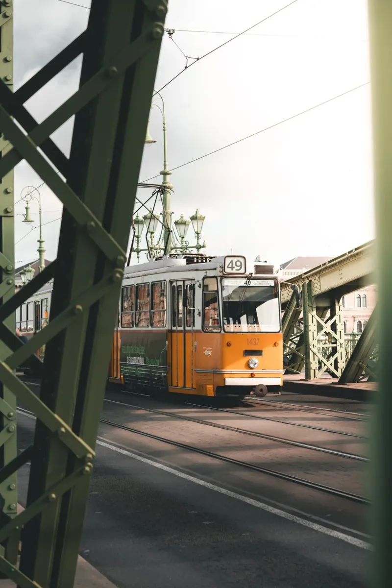 Linea 49 - Viaggio nel tempo attraverso il ponte Freiheitsbrücke pellicola backlit da fokusfernweh