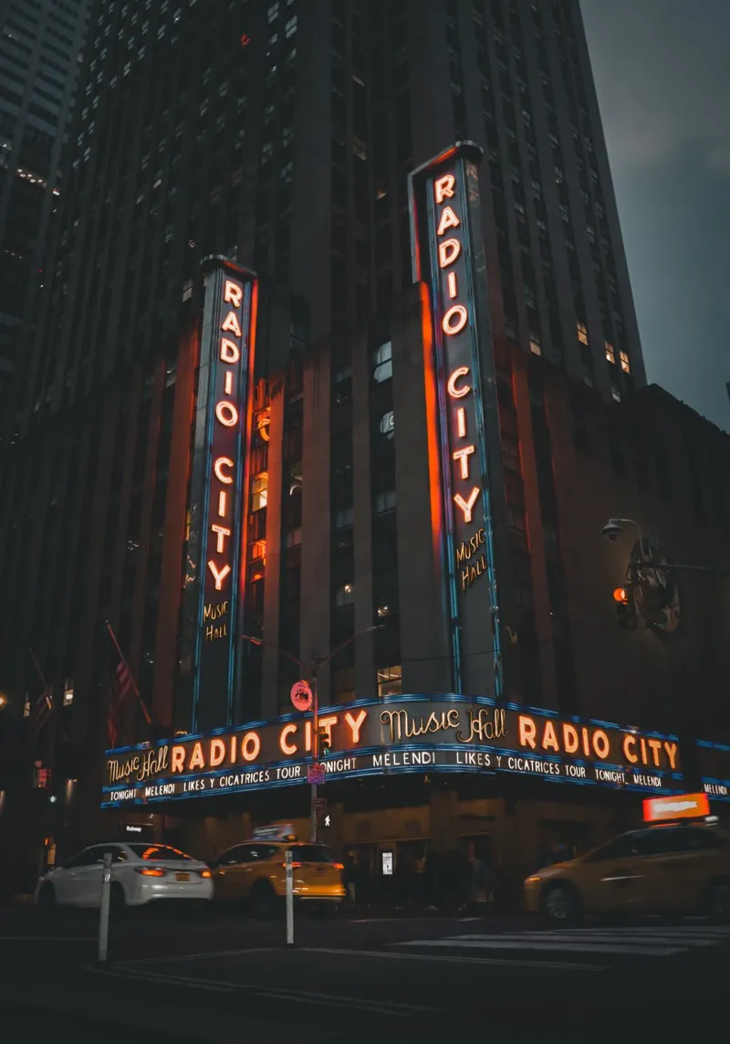 Radio City Music Hall bei Nacht poster con telaio in plastica da fokusfernweh