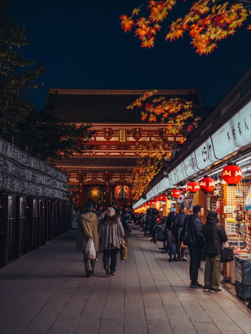 Il tempio Sensoji ad Asakusa, Tokyo, Giappone, di notte in autunno pellicola backlit da Marcel Bisig