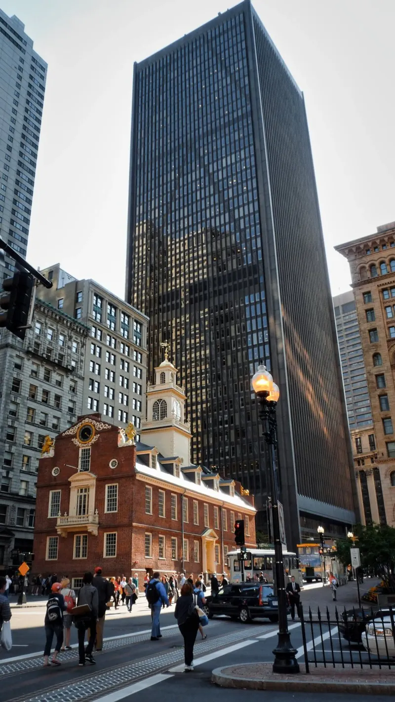 Boston : Ancienne et moderne - Une architecture contrastée poster avec cadre en plastique de Ben & Clo creations