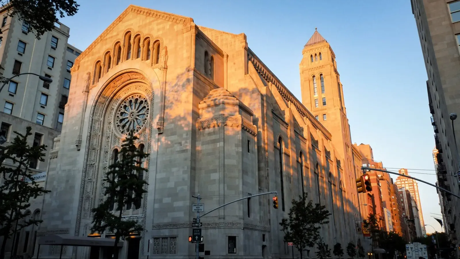Temple Emanu-El in der Abenddämmerung - Pracht von New York City Leinwand mit Schattenfugenrahmen von Ben & Clo creations