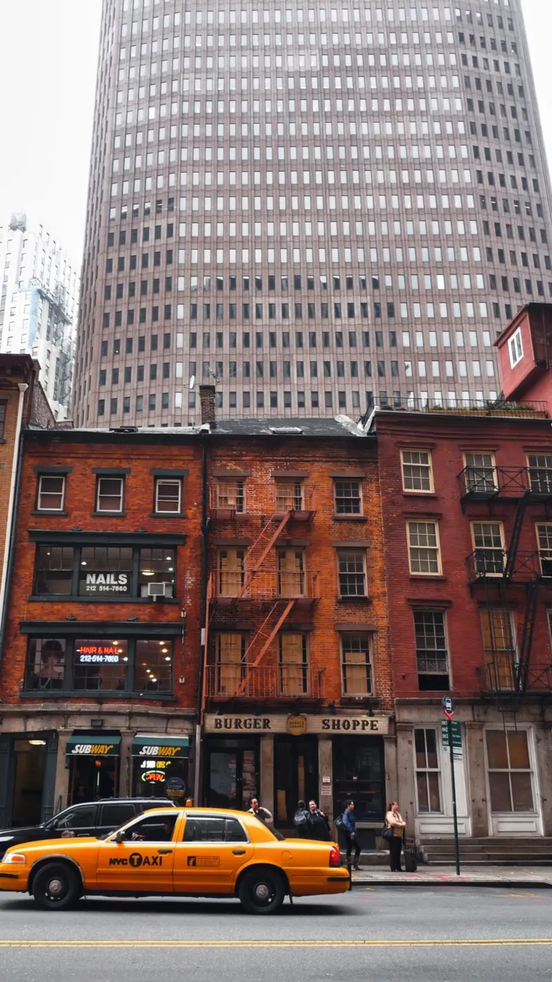 Old Burger Shoppe - Nostalgie dans le Financial District, NYC poster avec cadre en aluminium de Ben & Clo creations