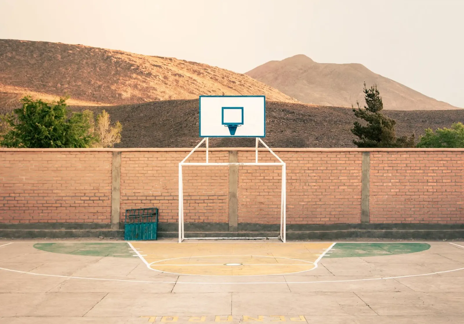 Mania Streetball Courts 1 Potosi (Bolivia) poster con telaio in plastica da Mania Print Collection