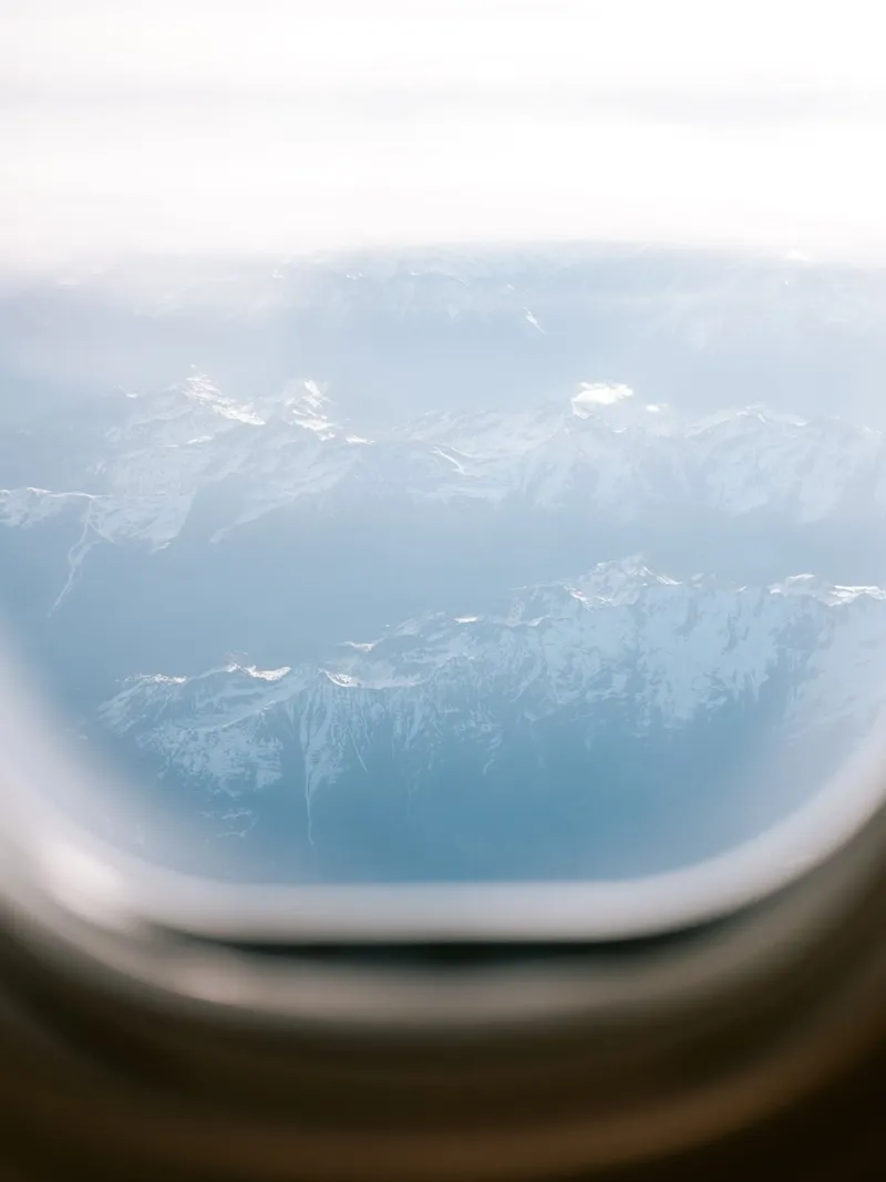 Plane Window View - Alpine Travel Photography alluminio dibond da Raisa Zwart Photography