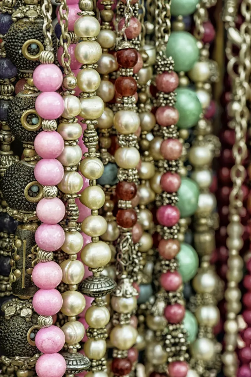 Hanging Beauty – A Display of Stunning Necklaces poster con telaio in legno da Curious Collections by Marielle Leenders