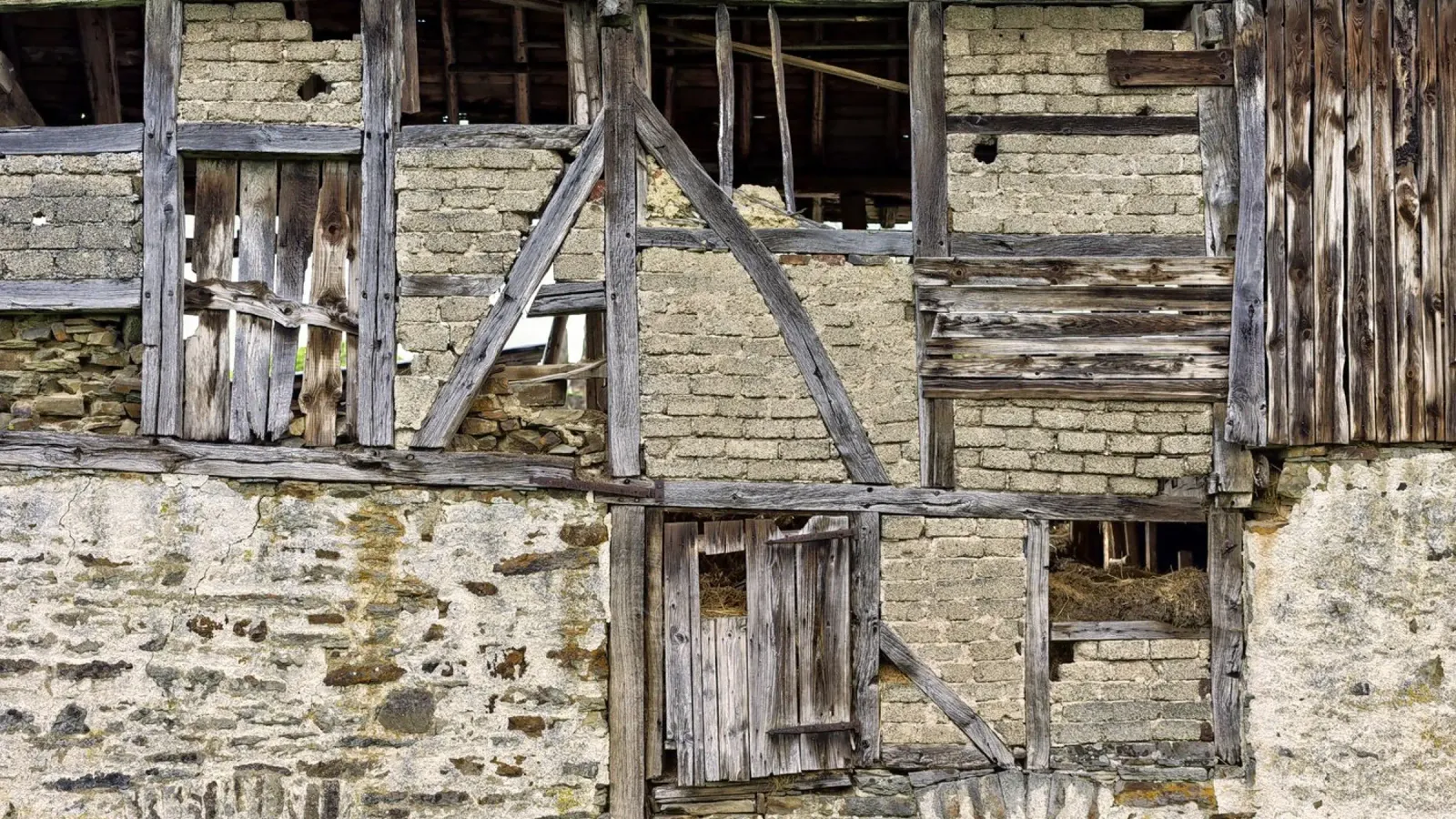 Old Barn Facade – Rustic Elegance and Timeless Charm plexiglass da Curious Collections by Marielle Leenders