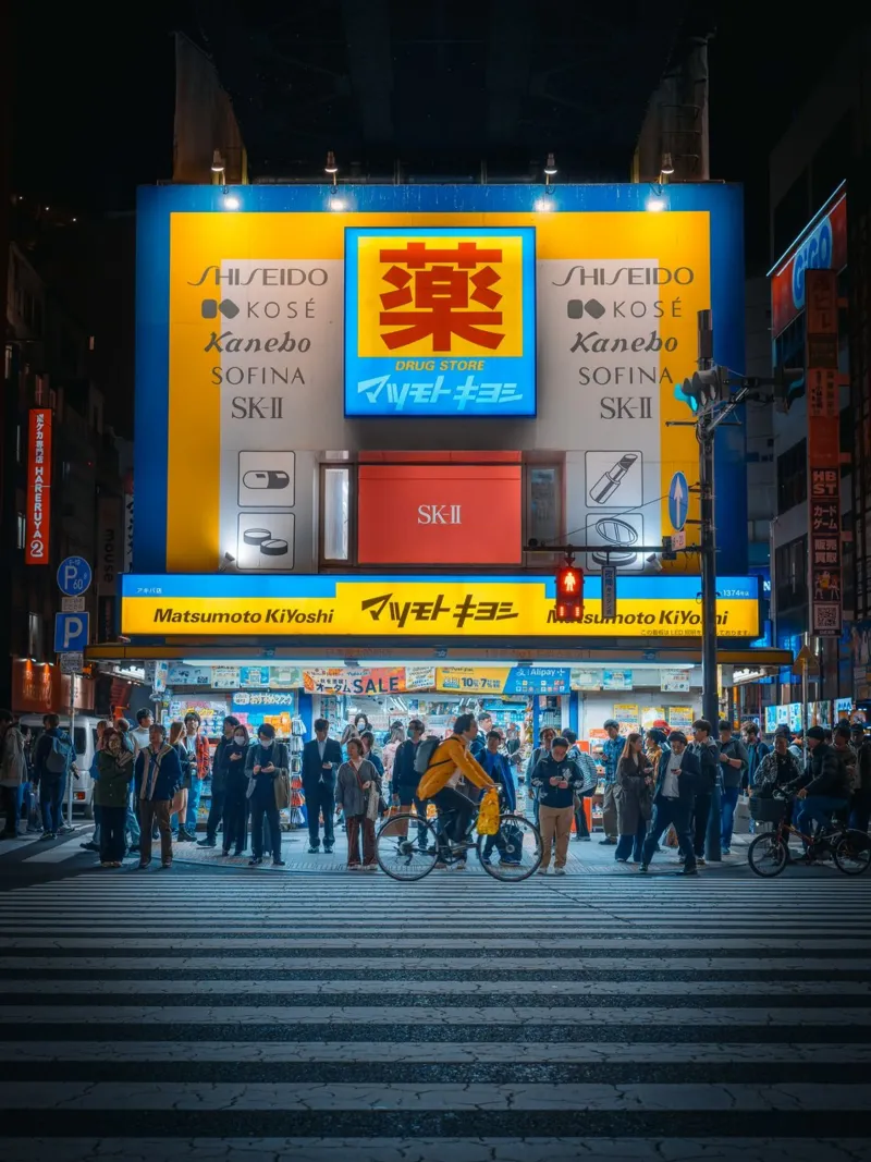 Scena notturna di strada ad Akihabara - Tokyo, Giappone pellicola backlit da Marcel Bisig