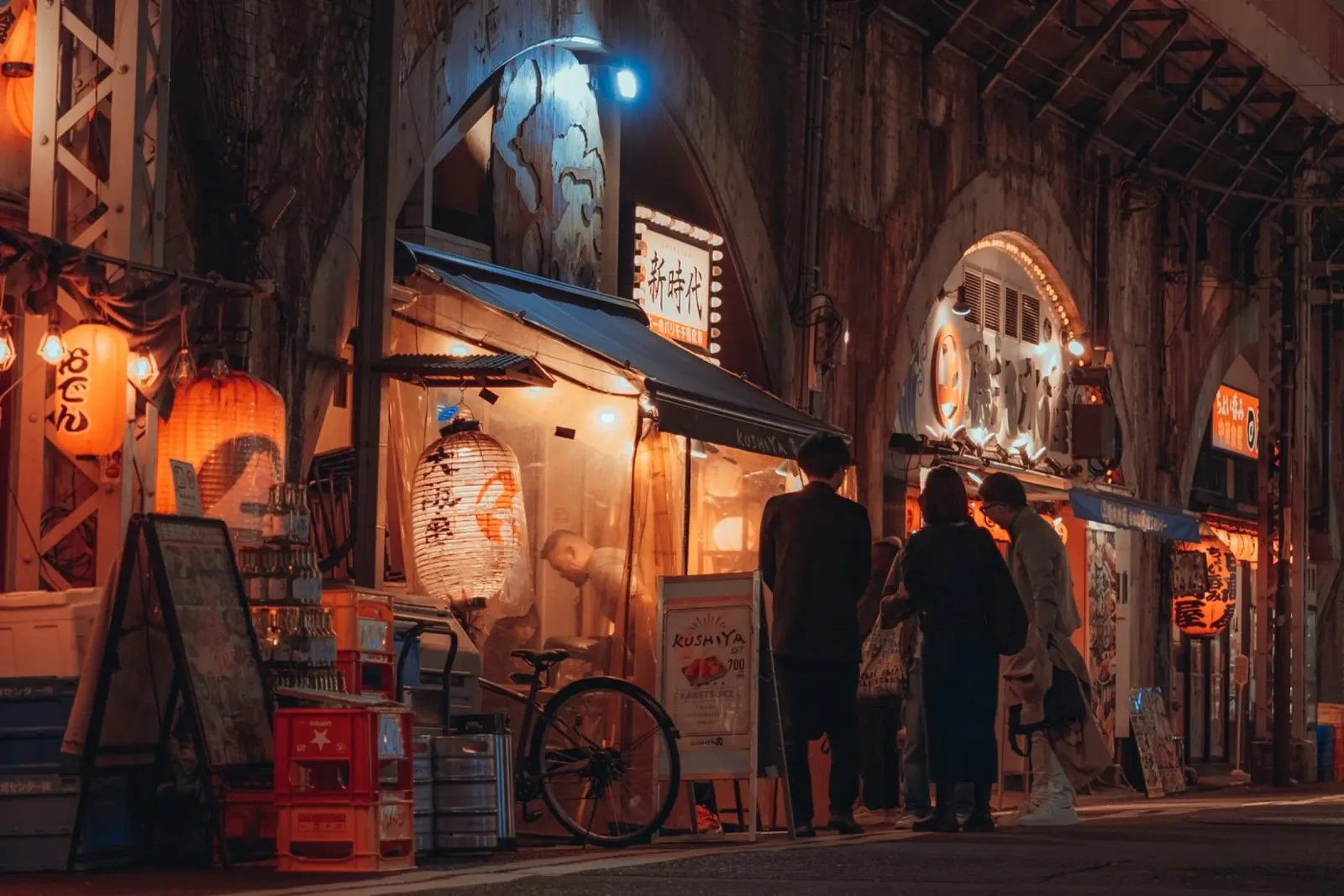 Scena notturna di strada a Shimbashi - Tokyo, Giappone pellicola backlit da Marcel Bisig