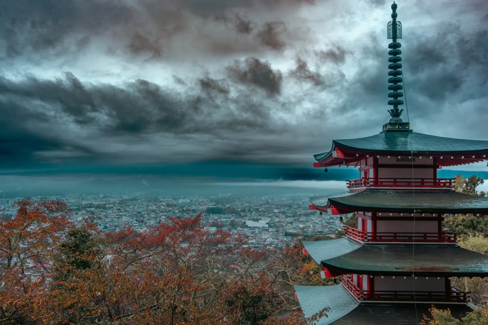Pagoda Chureito a Fujiyoshida, Giappone pellicola backlit da Marcel Bisig